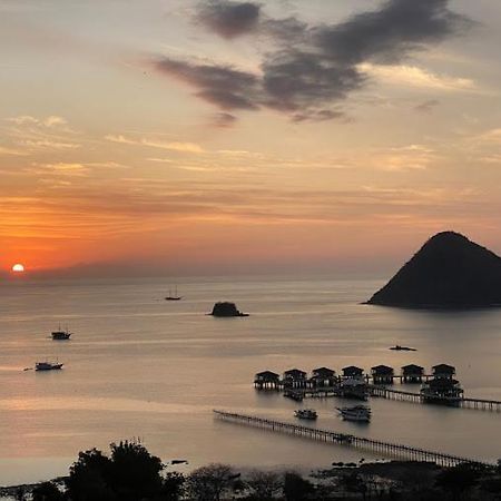 Sunset Hill Hotel Labuan Bajo Exterior photo