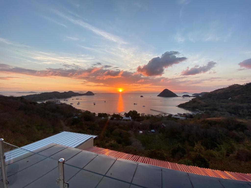 Sunset Hill Hotel Labuan Bajo Exterior photo