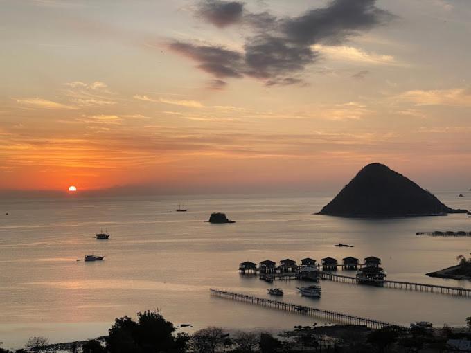 Sunset Hill Hotel Labuan Bajo Exterior photo