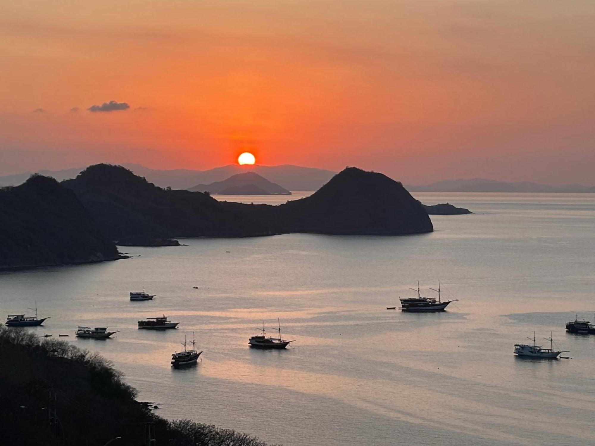 Sunset Hill Hotel Labuan Bajo Exterior photo