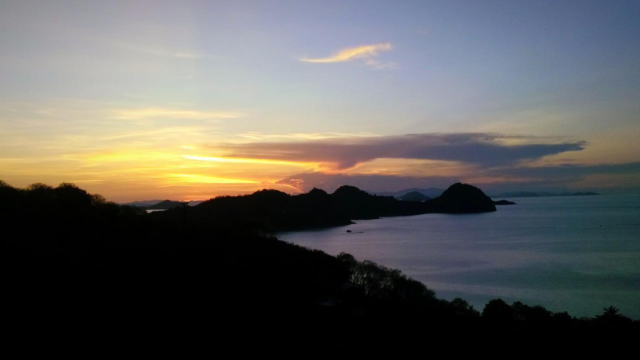 Sunset Hill Hotel Labuan Bajo Exterior photo