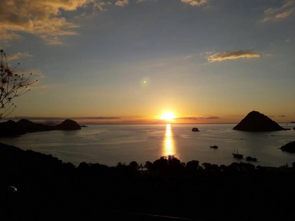 Sunset Hill Hotel Labuan Bajo Exterior photo